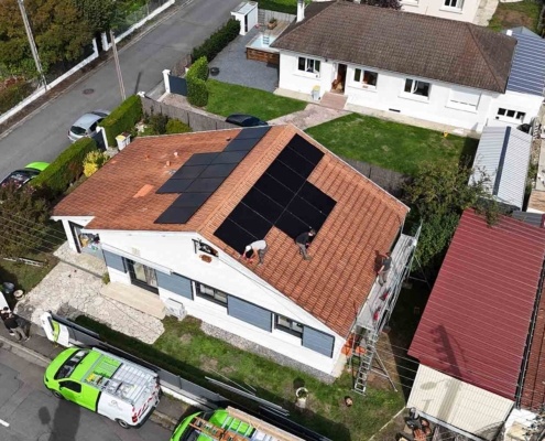 Photo aérienne d'une installation photovoltaïque réalisée par Groupe Roy Énergie