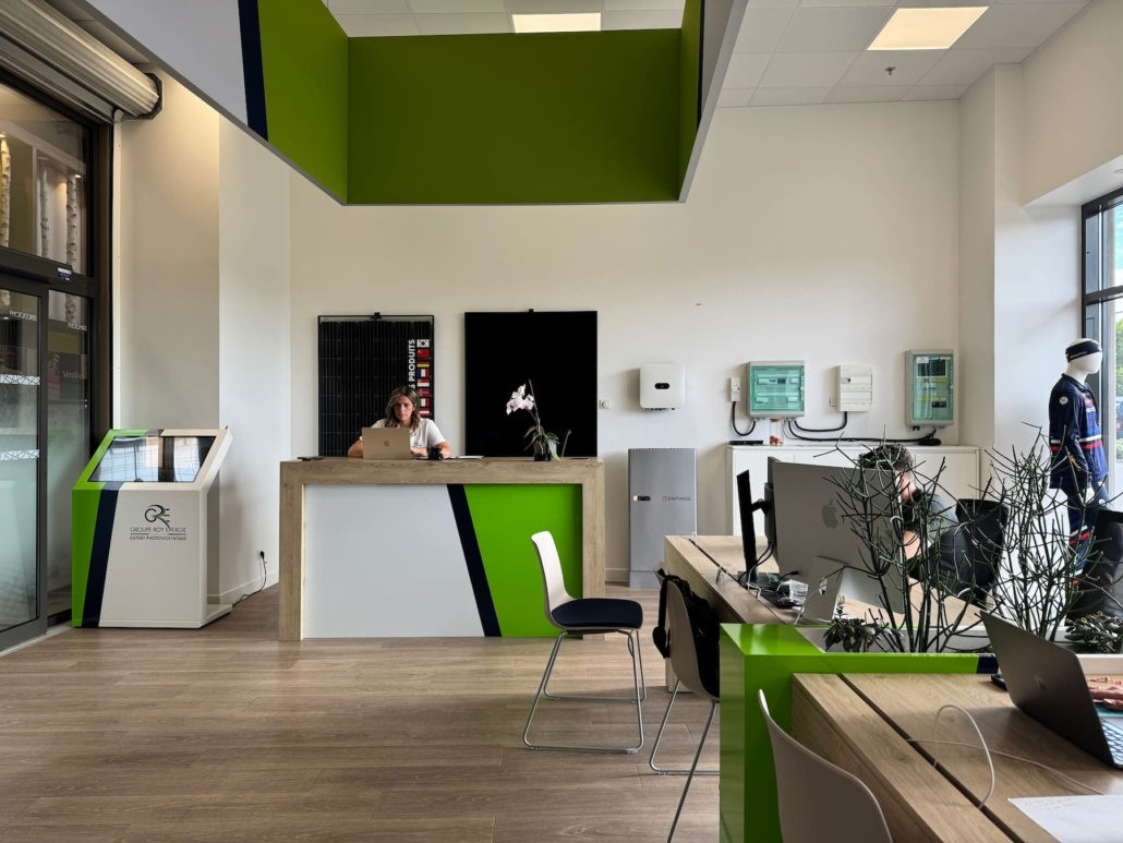 Employée de Groupe Roy Énergie à l'intérieur de l'agence