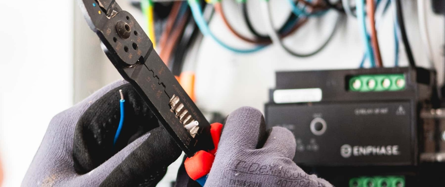 entretien et maintenance GRE Technicien de Groupe Roy Énergie configurant le panneau électrique