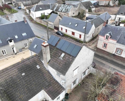 Vue aérienne de 6 panneaux photovoltaïques installés sur une ligne sur la toiture d'un particulier
