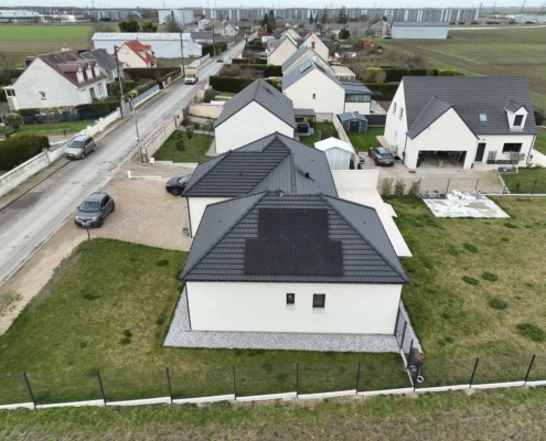 Vue aérienne sur le côté d'une installation photovoltaïque sur la toiture d'un particulier par Groupe Roy énergie