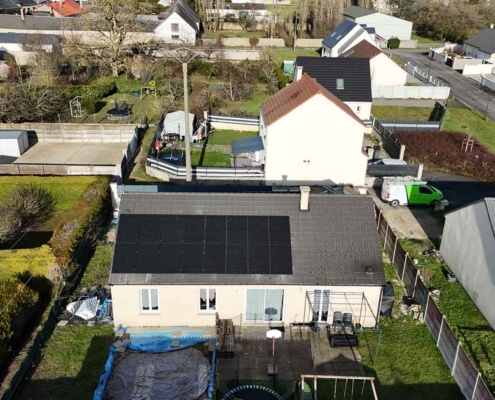 Vue aérienne de 16 panneaux photovoltaïques installés sur deux lignes sur la toiture d'un particulier