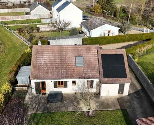Vue aérienne de face de 6 panneaux photovoltaïques installés sur la toiture d'un particulier