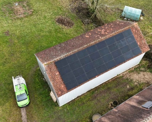 Vue aérienne de 32 panneaux photovoltaïques installés sur quatre lignes