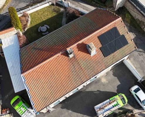 Vue aérienne rapprochée de panneaux photovoltaïques sur la toiture d'un particulier