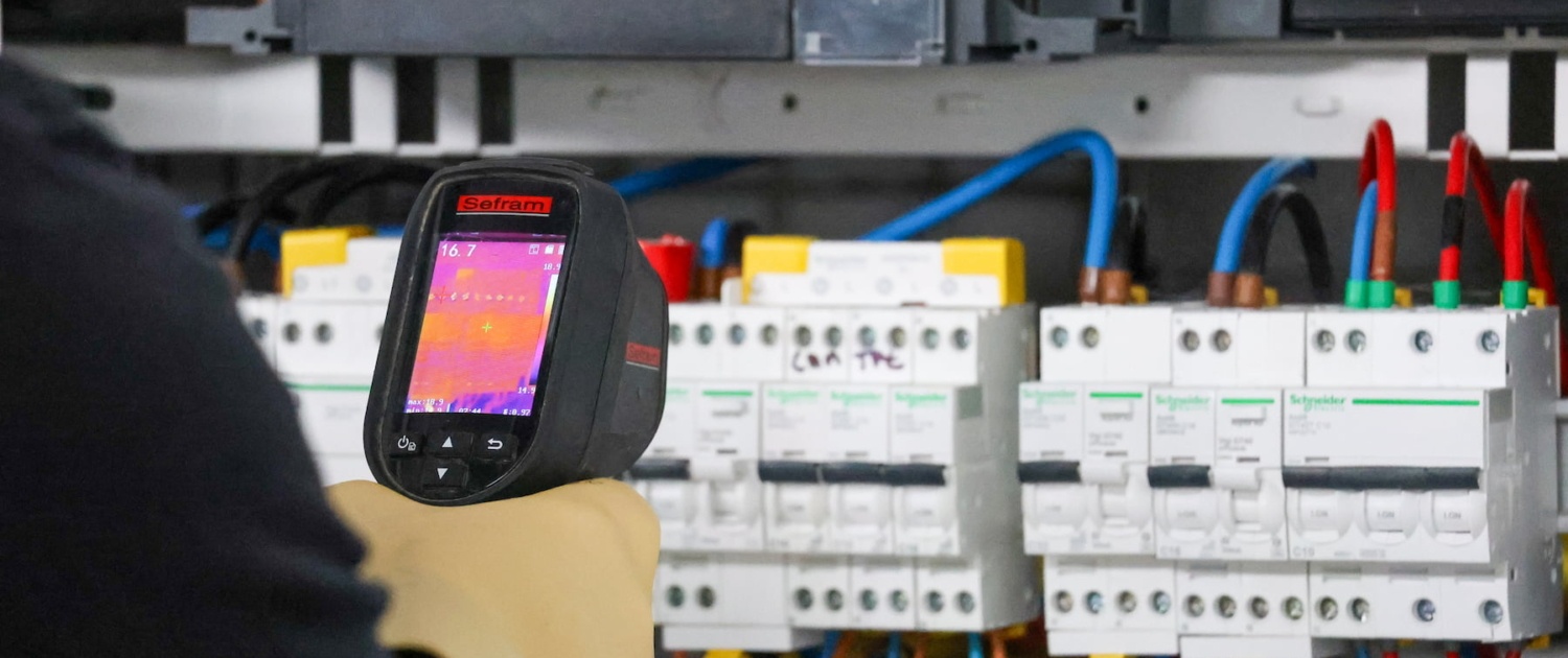 GRE - LP maintenance Technicien de Groupe Roy Energie regardant les mesures affichées sur un appareil pour contrôler une installation