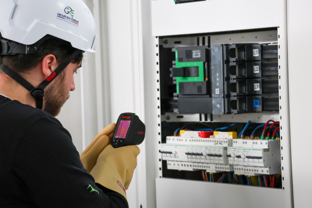 LP maintenance - GRE Technicien de Groupe Roy Energie contrôlant une installation