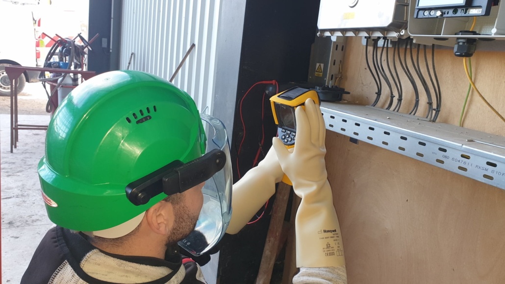 Entretien et maintenance installation photovoltaïque GROUPE ROY ÉNERGIE techniciengrouperoyénergievérifiantuneinstallation