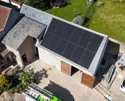 Vue du dessus rapprochée de 12 panneaux photovoltaïques installés sur une toiture.