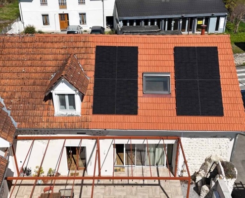 Toiture d'un particulier avec 8 panneaux photovoltaïques.
