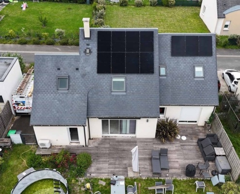 Maison résidentielle équipée de panneaux photovoltaïques.