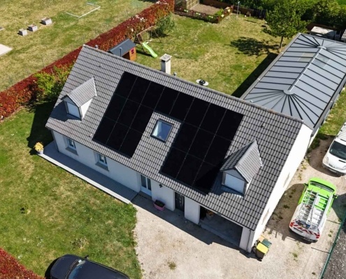 Installation de panneaux photovoltaïques sur le toit d'un particulier.